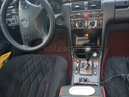 Mercedes-Benz E 320 2000 года за 4 250 000 тг. в Алматы – фото 9