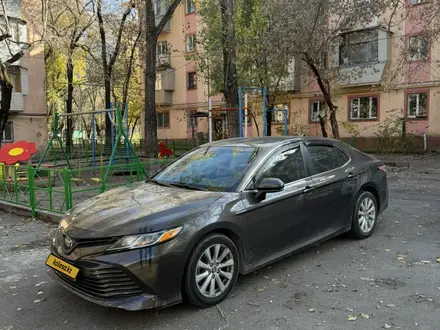 Toyota Camry 2018 года за 11 000 000 тг. в Алматы – фото 2