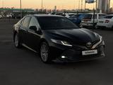 Toyota Camry 2018 года за 10 600 000 тг. в Караганда – фото 2