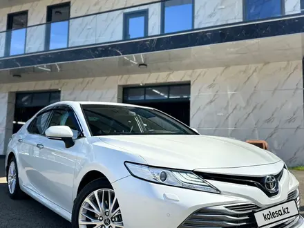 Toyota Camry 2019 года за 12 800 000 тг. в Актобе – фото 4