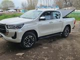 Toyota Hilux 2022 года за 28 000 000 тг. в Алматы – фото 2