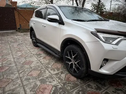 Toyota RAV4 2019 года за 14 000 000 тг. в Атырау – фото 2