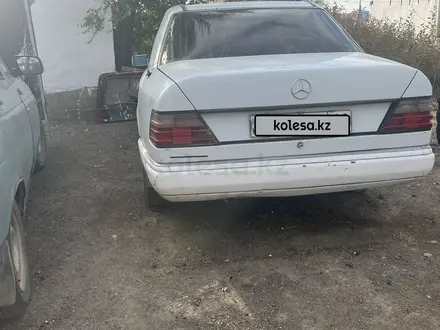 Mercedes-Benz E 200 1994 года за 700 000 тг. в Семей – фото 4