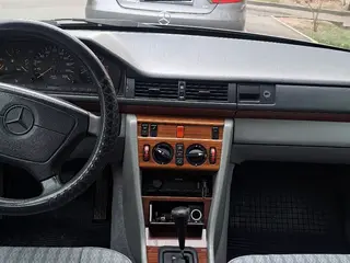 Mercedes-Benz E 230