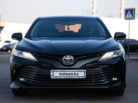 Toyota Camry 2018 года за 13 900 000 тг. в Алматы – фото 20