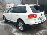 Volkswagen Touareg 2005 года за 4 800 000 тг. в Алматы – фото 3