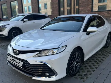 Toyota Camry 2021 года за 17 900 000 тг. в Алматы – фото 4