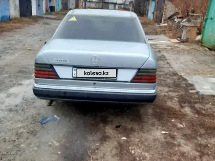 Mercedes-Benz E 300 1993 года за 1 200 000 тг. в Актобе – фото 3