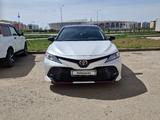 Toyota Camry 2021 года за 16 800 000 тг. в Шымкент – фото 2