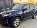 Toyota RAV4 2021 года за 20 000 000 тг. в Атырау