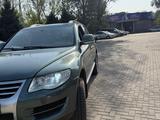 Volkswagen Touareg 2007 года за 5 500 000 тг. в Алматы – фото 2