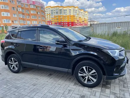 Toyota RAV4 2018 года за 11 900 000 тг. в Актобе – фото 3