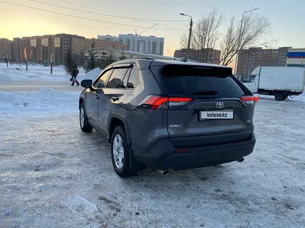 Toyota RAV4 2021 года за 15 999 000 тг. в Петропавловск – фото 3