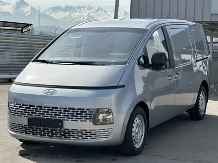 Hyundai Staria Van 2022 года за 17 250 000 тг. в Алматы