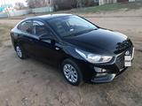 Hyundai Solaris 2018 года за 5 000 000 тг. в Уральск – фото 2