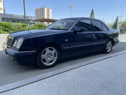 Mercedes-Benz E 320 1998 года за 4 300 000 тг. в Атырау – фото 3