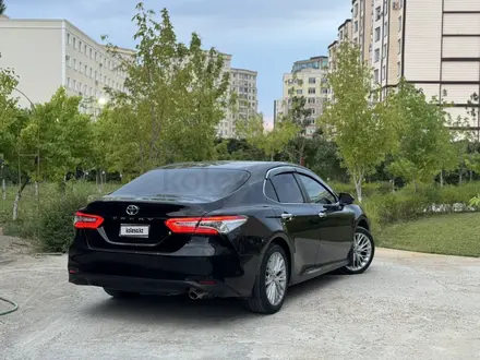 Toyota Camry 2018 года за 8 300 000 тг. в Актау – фото 2