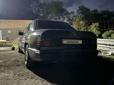 Mercedes-Benz E 280 1993 года за 2 100 000 тг. в Каргалы – фото 7