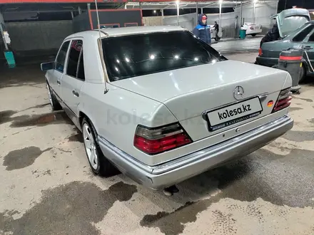 Mercedes-Benz E 280 1993 года за 2 200 000 тг. в Шымкент – фото 3