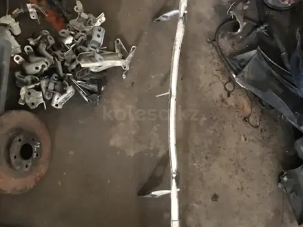 Кронштейн переднего бампера верхний за 5 000 тг. в Алматы