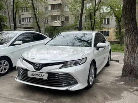 Toyota Camry 2020 года за 13 000 000 тг. в Алматы