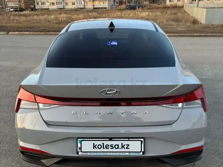 Hyundai Elantra 2021 года за 9 300 000 тг. в Уральск – фото 2