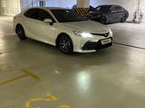 Toyota Camry 2021 года за 18 100 000 тг. в Астана – фото 2