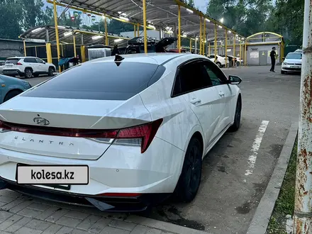 Hyundai Elantra 2021 года за 8 100 000 тг. в Алматы – фото 3
