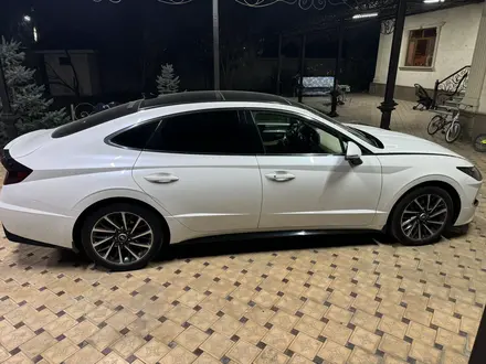 Hyundai Sonata 2021 года за 13 300 000 тг. в Тараз – фото 2