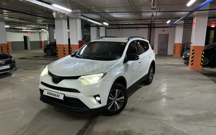 Toyota RAV4 2016 годаfor11 550 000 тг. в Астана