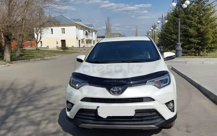 Toyota RAV4 2017 года за 13 500 000 тг. в Семей