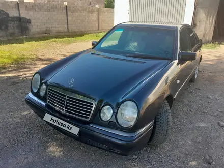 Mercedes-Benz E 230 1995 года за 1 950 000 тг. в Караганда