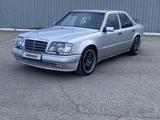 Mercedes-Benz E 500 1994 года за 6 500 000 тг. в Актобе – фото 4