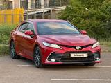 Toyota Camry 2021 года за 14 500 000 тг. в Алматы – фото 2