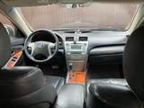 Toyota Camry 2010 года за 2 900 000 тг. в Актобе – фото 4