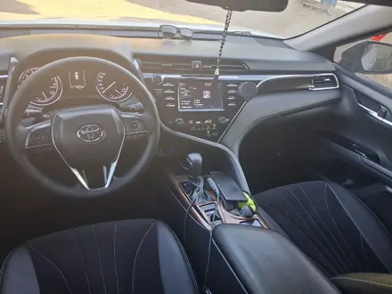 Toyota Camry 2018 года за 12 000 000 тг. в Семей – фото 2