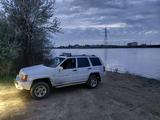 Jeep Grand Cherokee 1998 года за 3 000 000 тг. в Атырау – фото 2