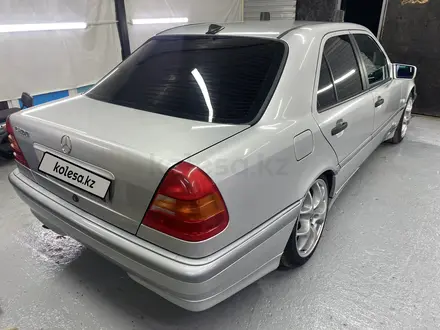 Mercedes-Benz C 200 1997 года за 2 950 000 тг. в Кокшетау – фото 2