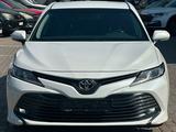 Toyota Camry 2018 года за 9 350 000 тг. в Алматы – фото 2