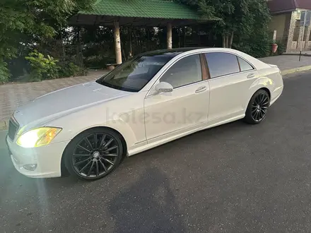 Mercedes-Benz S 550 2007 года за 6 500 000 тг. в Актау – фото 2