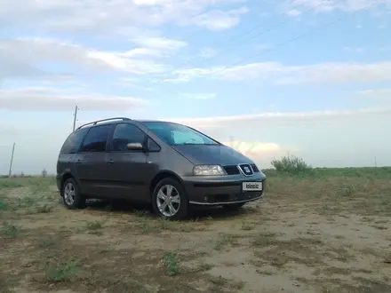 SEAT Alhambra 2009 года за 4 500 000 тг. в Атырау – фото 2