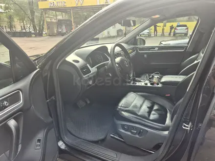 Volkswagen Touareg 2011 года за 11 500 000 тг. в Алматы – фото 14