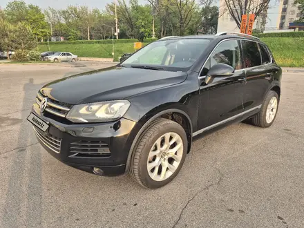 Volkswagen Touareg 2011 года за 11 500 000 тг. в Алматы – фото 2