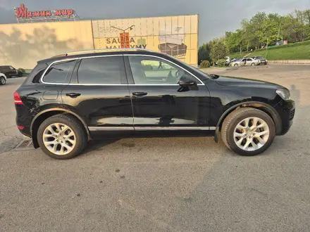 Volkswagen Touareg 2011 года за 11 500 000 тг. в Алматы – фото 7