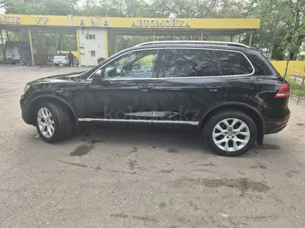 Volkswagen Touareg 2011 года за 11 500 000 тг. в Алматы – фото 9