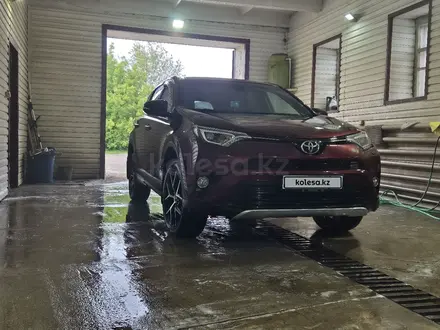 Toyota RAV4 2017 года за 12 000 000 тг. в Актобе – фото 3