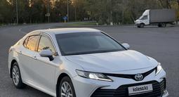 Toyota Camry 2021 года за 14 100 000 тг. в Астана