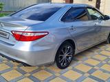 Toyota Camry 2015 года за 7 990 000 тг. в Атырау – фото 2