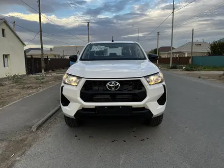 Toyota Hilux 2024 года за 21 000 000 тг. в Атырау – фото 2