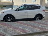 Toyota RAV4 2018 года за 13 000 000 тг. в Атырау
